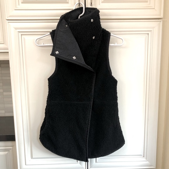 Ivivva by Lululemon girl’s reversible fuzzy vest - Picture 1 of 15